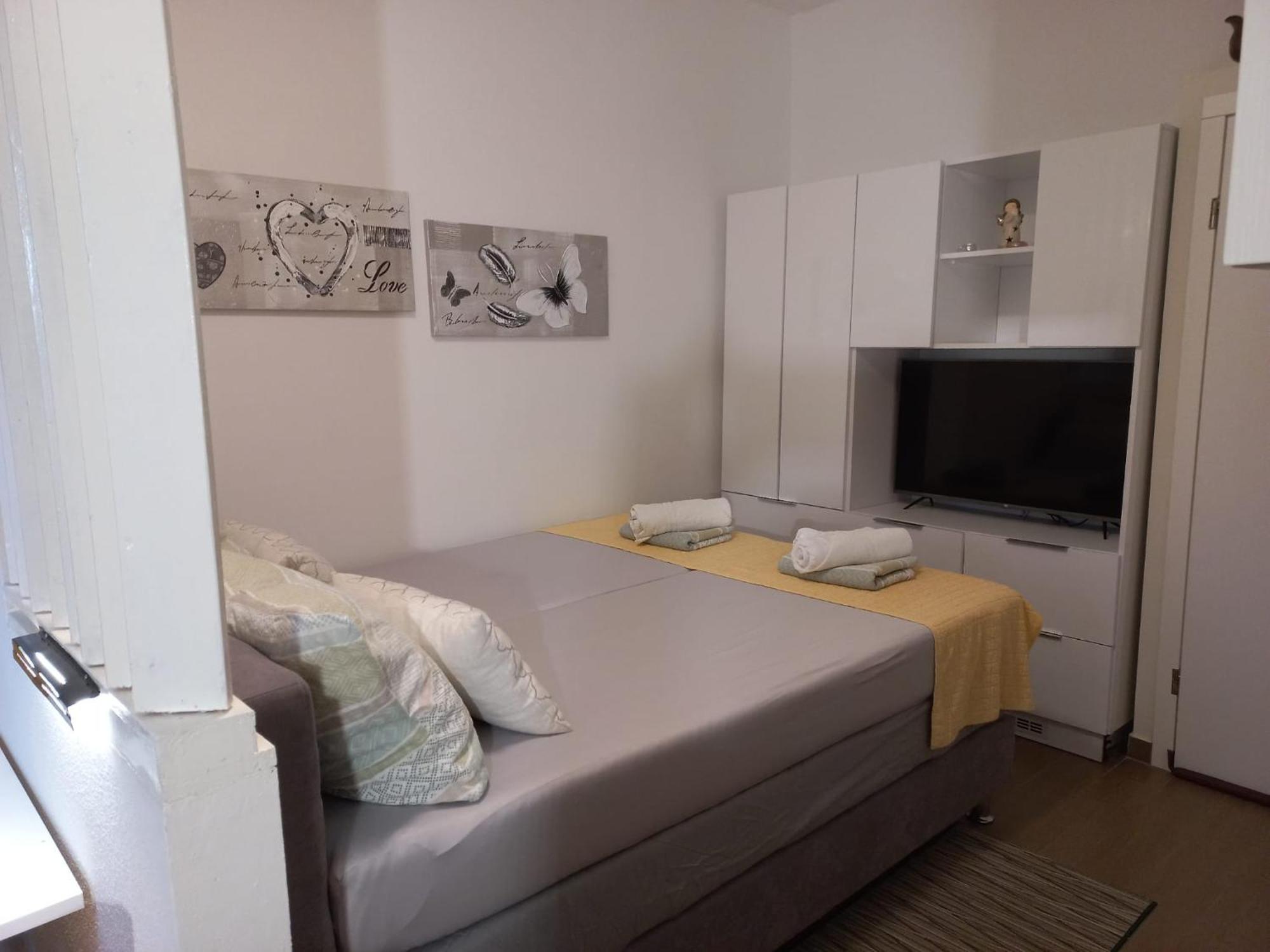 Studio Apartment With Pool Pula Exterior photo