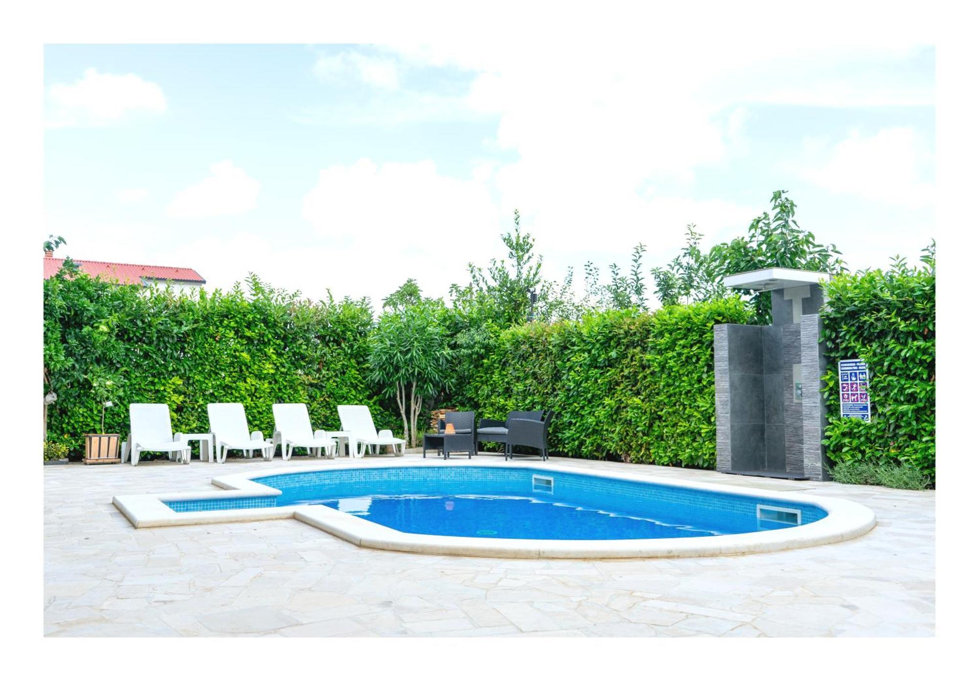 Studio Apartment With Pool Pula Exterior photo