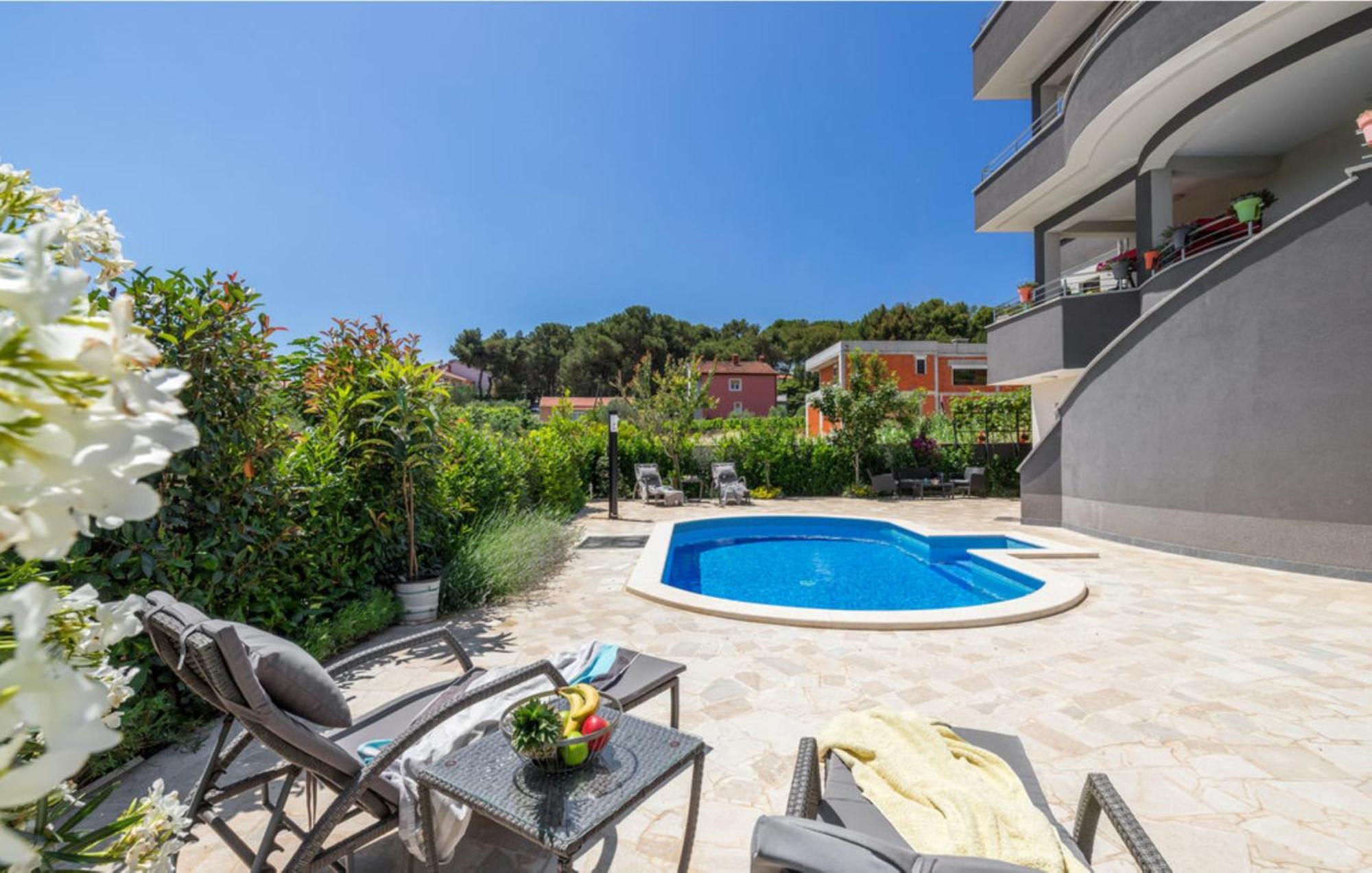Studio Apartment With Pool Pula Exterior photo